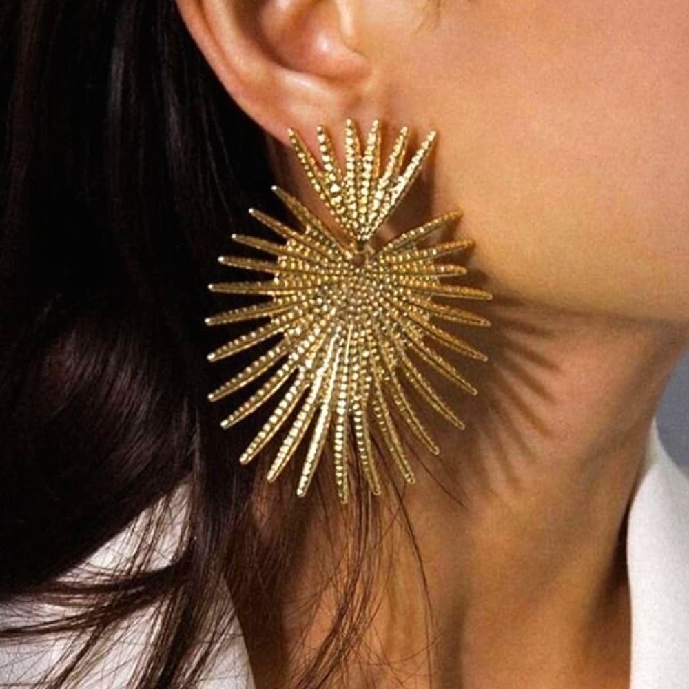 Throne gold starburst heart shaped fan earrings; nwot